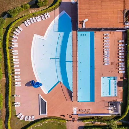 Modern Flat With Big Swimming Pool And Balcony 比比翁