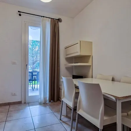 Modern Flat With Big Swimming Pool And Balcony 公寓