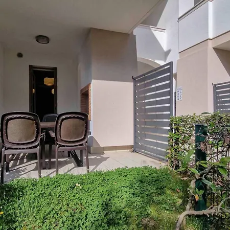 公寓 Modern Flat With Big Swimming Pool And Balcony 比比翁
