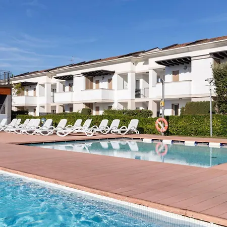 Modern Flat With Big Swimming Pool And Balcony *