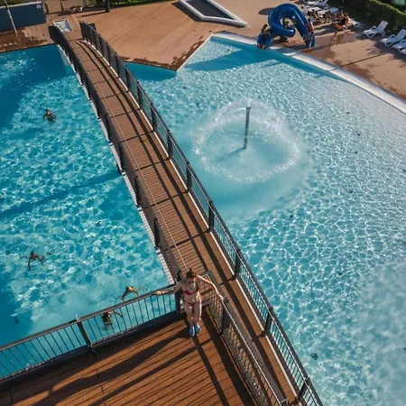 Modern Flat With Big Swimming Pool And Balcony 比比翁