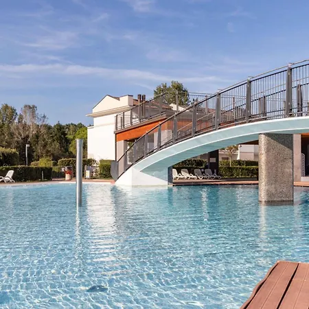 Modern Flat With Big Swimming Pool And Balcony * 比比翁