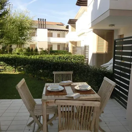 Apartment Modern Flat With Big Swimming Pool And Balcony