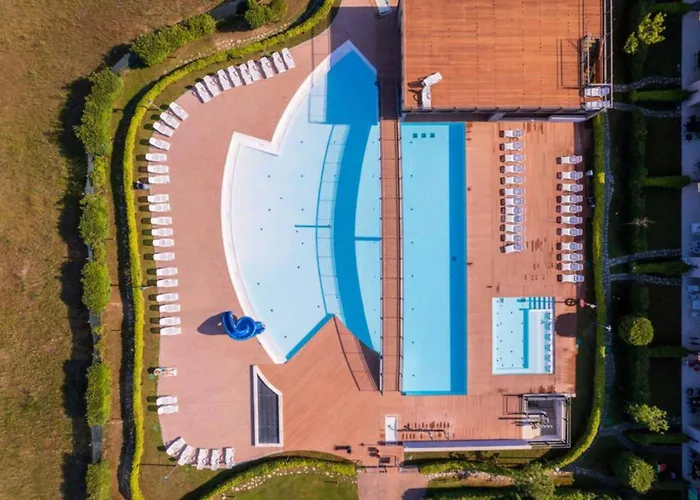 Modern Flat With Big Swimming Pool And Balcony Бибионе